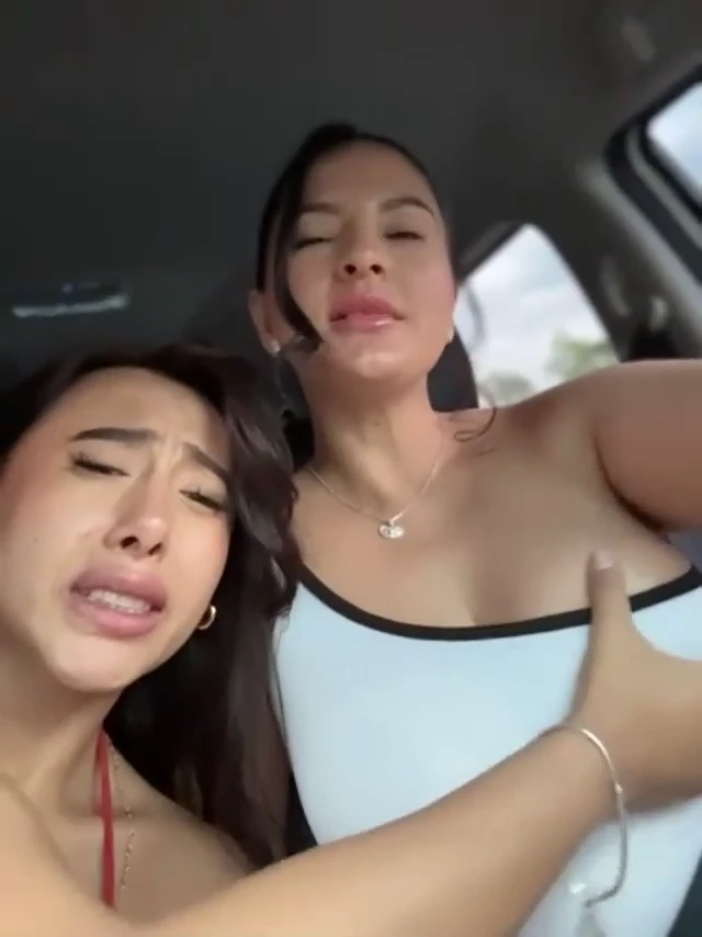 A influencer Carolina Novoa resolveu se divertir e se masturbar no carro enquanto estava com uma amiga