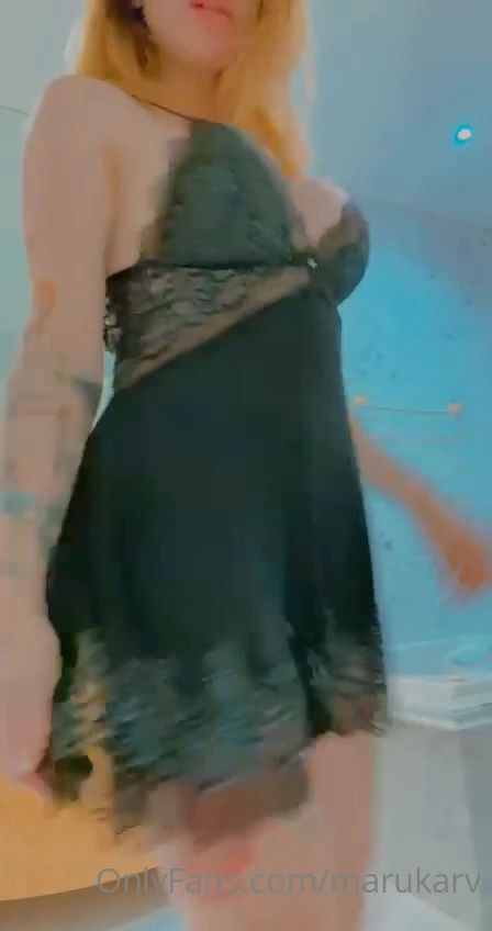Vídeo da Maru Karv, uma ninfetinha tatuada soltando o corpo na dança Vídeo da Maru Karv, uma ninfetinha tatuada soltando o corpo na dança