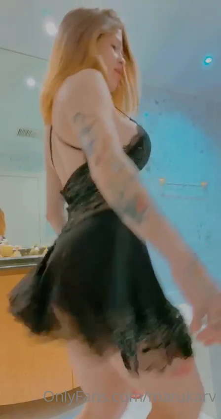 Vídeo da Maru Karv, uma ninfetinha tatuada soltando o corpo na dança Vídeo da Maru Karv, uma ninfetinha tatuada soltando o corpo na dança