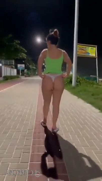 Morena sexy gravando um vídeo de vestido Morena sexy gravando um vídeo de vestido