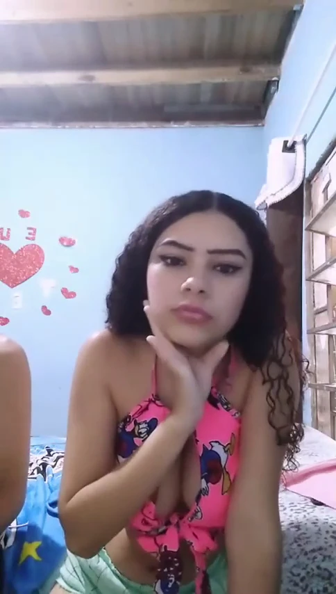 Menina doida no quarto se jogando Menina doida no quarto se jogando