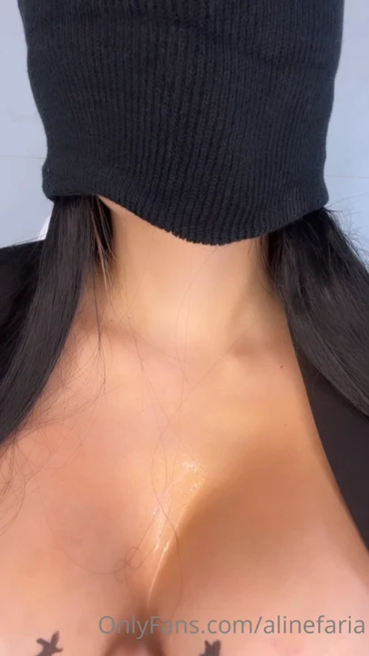 Aline Faria em um vídeo ousado, usando uma máscara e cheia de atitude, sem roupas e com um brinquedinho de borracha