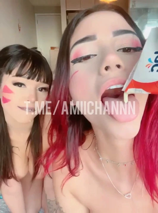 Amiichan toda despida se divertindo com a Yumi Muniz Amiichan toda despida se divertindo com a Yumi Muniz