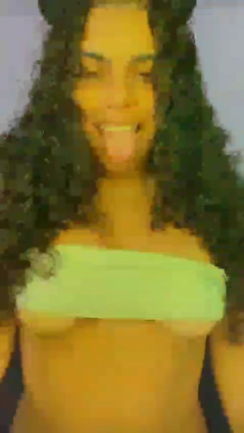 Elaine Clara tá usando calcinha e se mostrando toda provocante Elaine Clara tá usando calcinha e se mostrando toda provocante