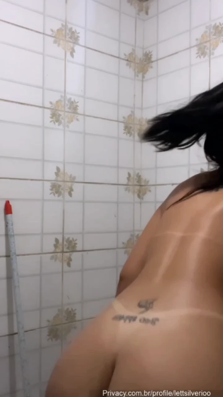 Lettsilverioo, mostrando que sabe rebolar a bunda! Lettsilverioo, mostrando que sabe rebolar a bunda!