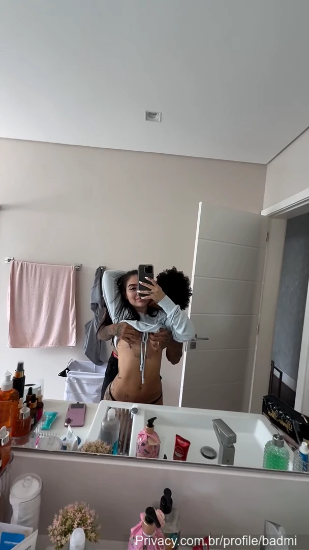 Mc Mirella mostrando todo seu charme no banheiro em um vídeo picante!