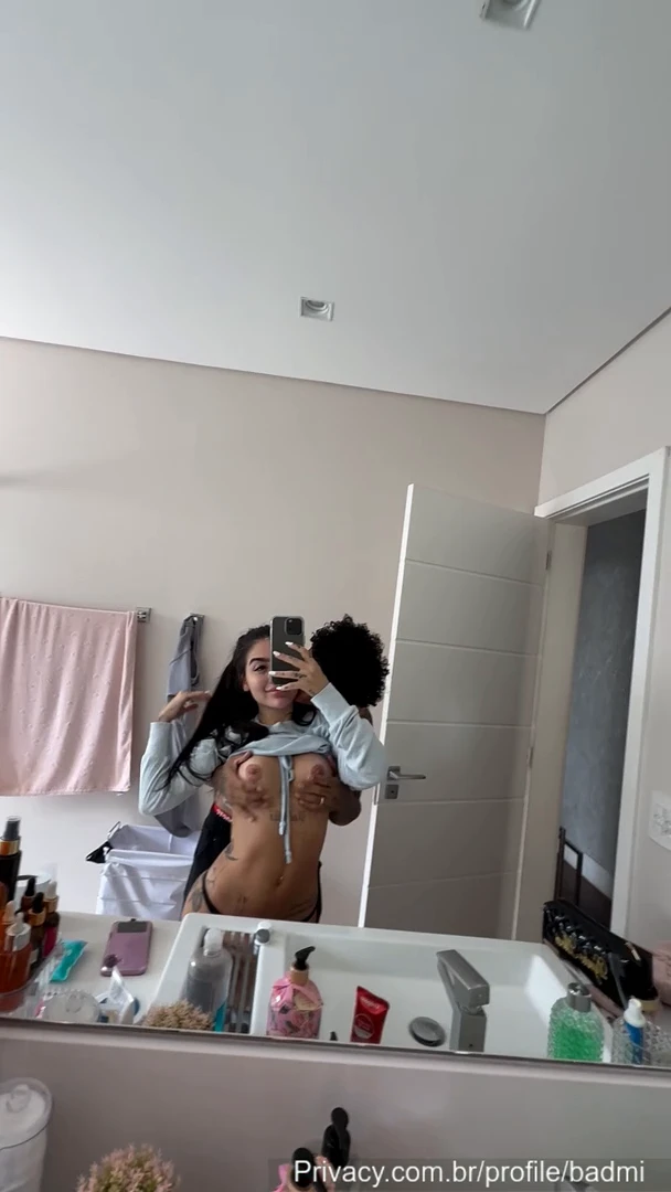 Mc Mirella mostrando todo seu charme no banheiro em um vídeo picante!