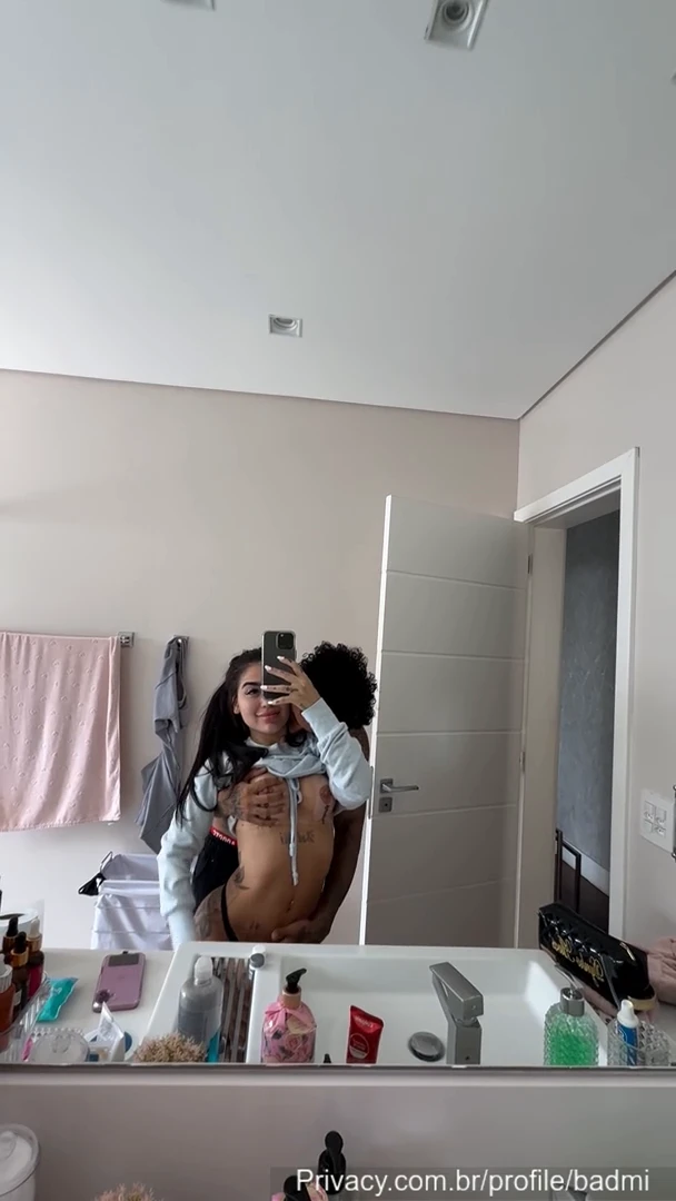 Mc Mirella mostrando todo seu charme no banheiro em um vídeo picante!