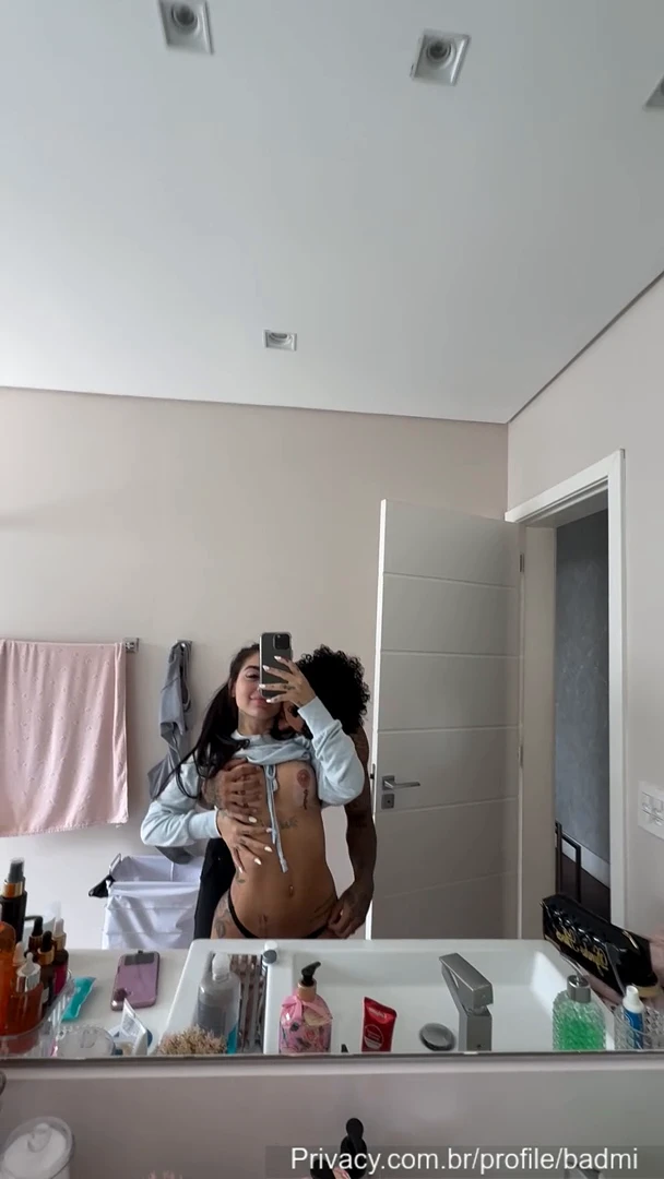 Mc Mirella mostrando todo seu charme no banheiro em um vídeo picante!