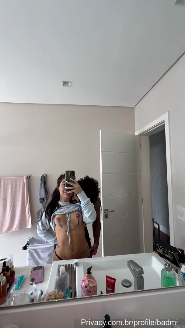 Mc Mirella mostrando todo seu charme no banheiro em um vídeo picante!