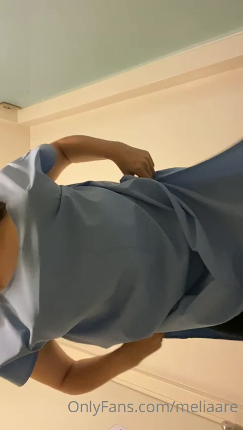 Melia tá bem travessa, se divertindo com os peitinhos! Melia tá bem travessa, se divertindo com os peitinhos!