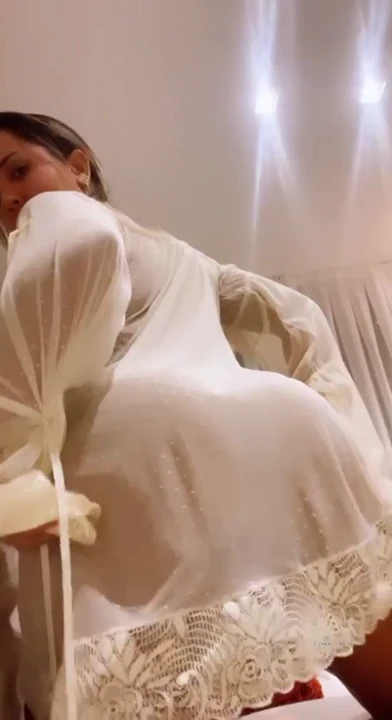 Mulher Melão mostrando a sua bucetinha, sem calcinha Mulher Melão mostrando a sua bucetinha, sem calcinha