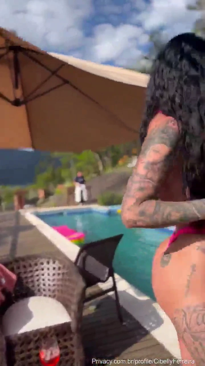 Cibelly Ferreira e suas amigas mostrando suas calcinhas com muito charme
