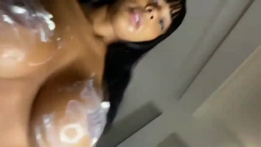 Valentina Ferraz com os peitos bem untados Valentina Ferraz com os peitos bem untados