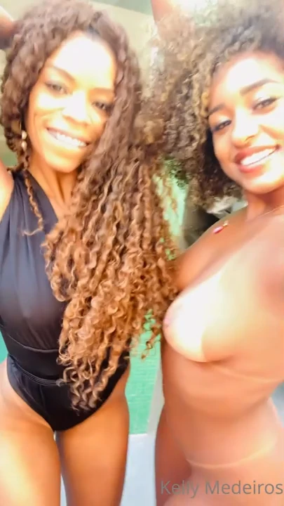 Vídeo caseiro da Kelly Medeiros trocando uns carinhos com a amiga gata Vídeo caseiro da Kelly Medeiros trocando uns carinhos com a amiga gata