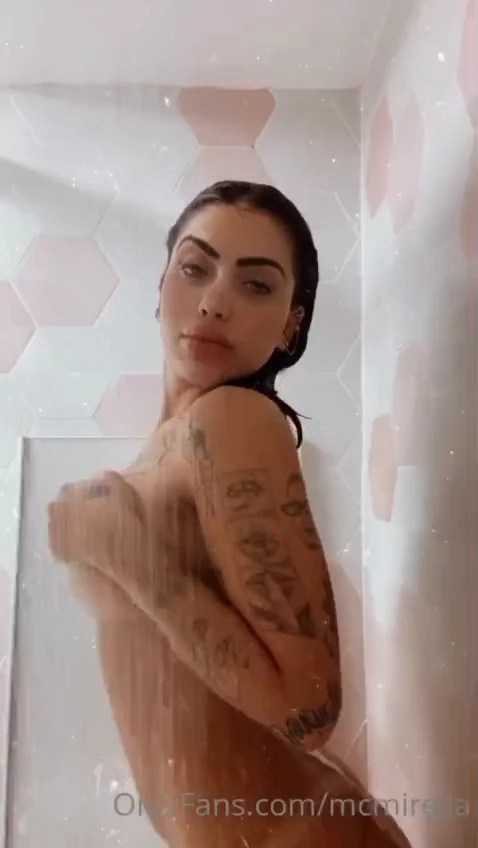 Vídeo da Privacy com a Mc Mirella peladona tomando banho Vídeo da Privacy com a Mc Mirella peladona tomando banho