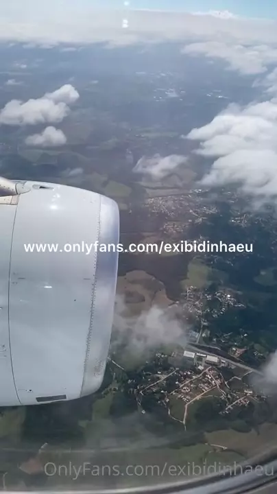 Lais exibindo a calcinha no avião Lais exibindo a calcinha no avião