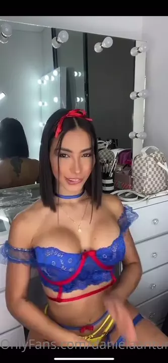 Vídeo da Daniela Antury, a morena sensual com peitões, toda fantasiada Vídeo da Daniela Antury, a morena sensual com peitões, toda fantasiada