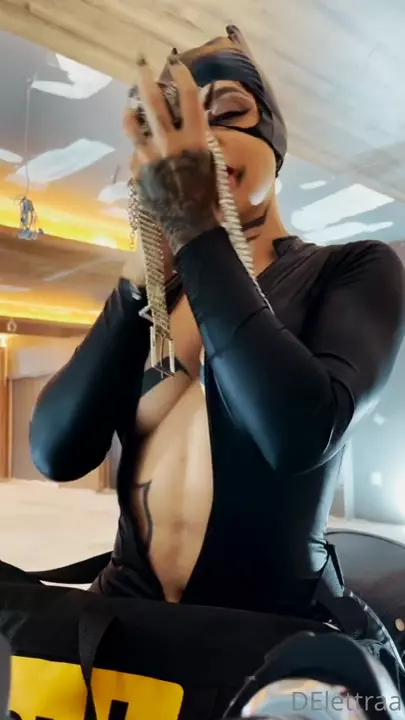DElettraaoficial, toda sexy, arrasando de Mulher-Gato! DElettraaoficial, toda sexy, arrasando de Mulher-Gato!