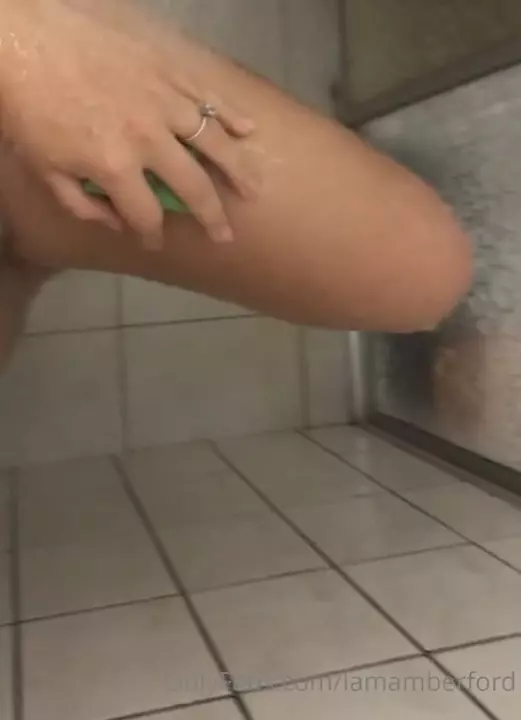 Vídeo da Amber Ford se ajeitando no chão do banheiro do OnlyFans Vídeo da Amber Ford se ajeitando no chão do banheiro do OnlyFans