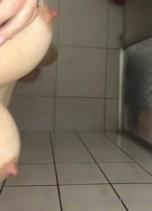 Vídeo da Amber Ford se ajeitando no chão do banheiro do OnlyFans Vídeo da Amber Ford se ajeitando no chão do banheiro do OnlyFans