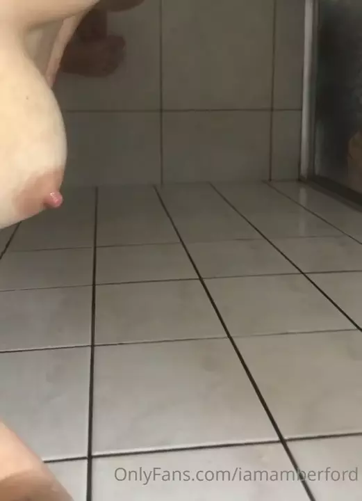 Vídeo da Amber Ford se ajeitando no chão do banheiro do OnlyFans Vídeo da Amber Ford se ajeitando no chão do banheiro do OnlyFans