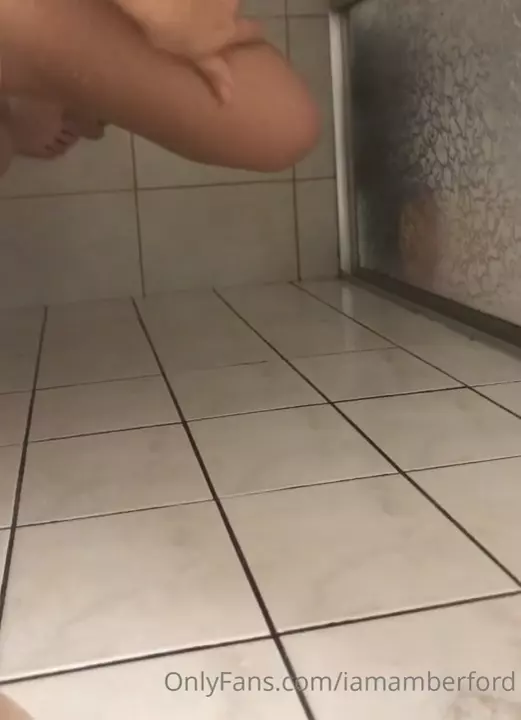 Vídeo da Amber Ford se ajeitando no chão do banheiro do OnlyFans Vídeo da Amber Ford se ajeitando no chão do banheiro do OnlyFans