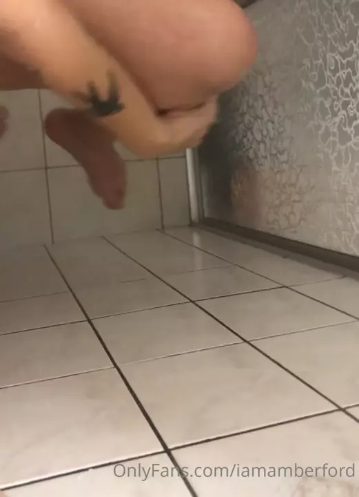 Vídeo da Amber Ford se ajeitando no chão do banheiro do OnlyFans Vídeo da Amber Ford se ajeitando no chão do banheiro do OnlyFans
