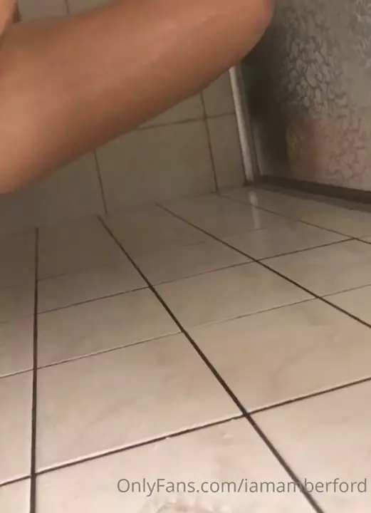 Vídeo da Amber Ford se ajeitando no chão do banheiro do OnlyFans Vídeo da Amber Ford se ajeitando no chão do banheiro do OnlyFans