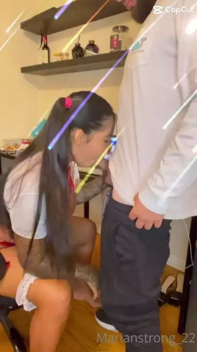 Marian Michely deu uma mamadinha e depois mostrou a parte de baixo