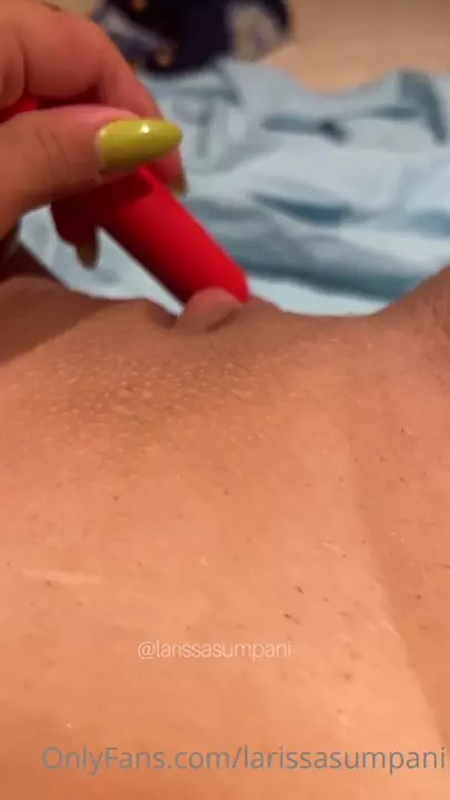 Larissa Sumpani com um vibrador no localzinho Larissa Sumpani com um vibrador no localzinho
