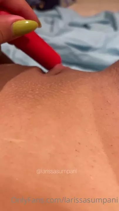 Larissa Sumpani com um vibrador no localzinho Larissa Sumpani com um vibrador no localzinho