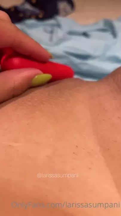 Larissa Sumpani com um vibrador no localzinho Larissa Sumpani com um vibrador no localzinho