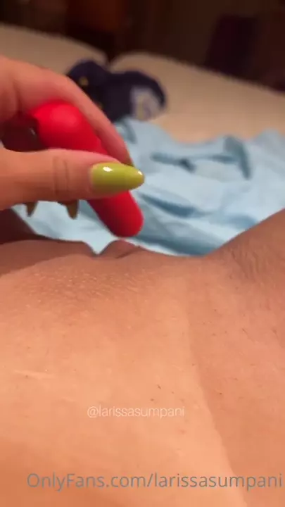 Larissa Sumpani com um vibrador no localzinho Larissa Sumpani com um vibrador no localzinho