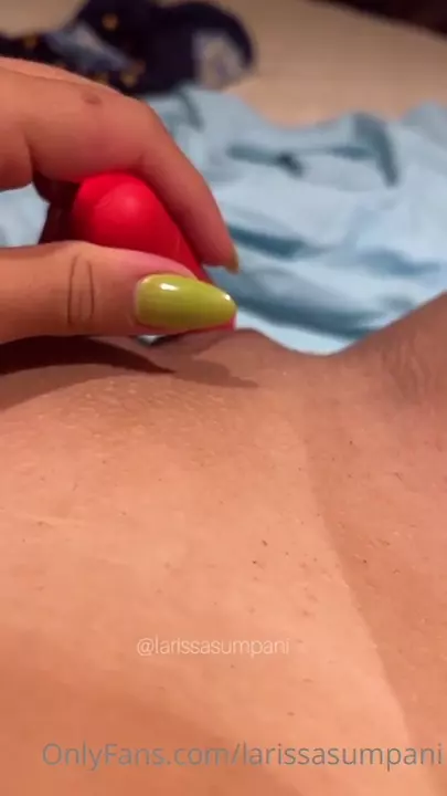 Larissa Sumpani com um vibrador no localzinho Larissa Sumpani com um vibrador no localzinho