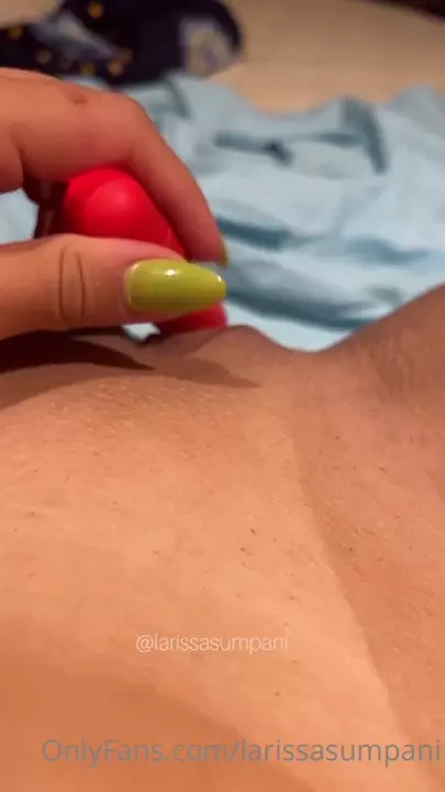 Larissa Sumpani com um vibrador no localzinho Larissa Sumpani com um vibrador no localzinho