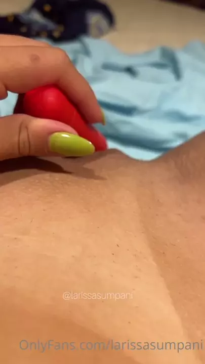 Larissa Sumpani com um vibrador no localzinho Larissa Sumpani com um vibrador no localzinho