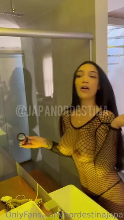 Toda ousada, a Japa Nordestina se joga com um vestido coladinho e transparente Toda ousada, a Japa Nordestina se joga com um vestido coladinho e transparente