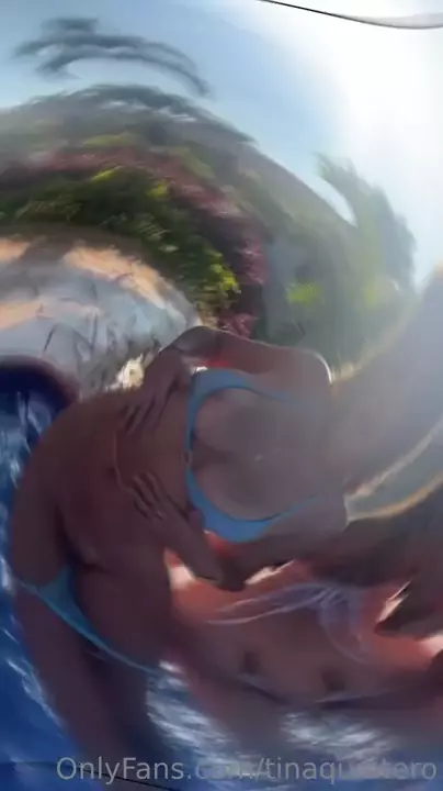 Tina Quintero em uma cena picante na piscina Tina Quintero em uma cena picante na piscina
