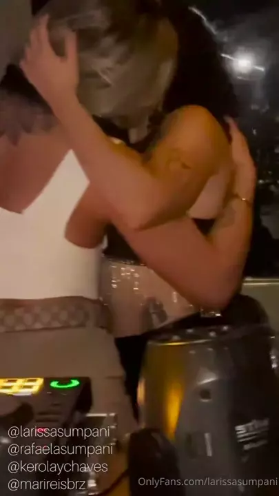 Larissa Sumpani se divertindo com DJ e fazendo outras coisas íntimas