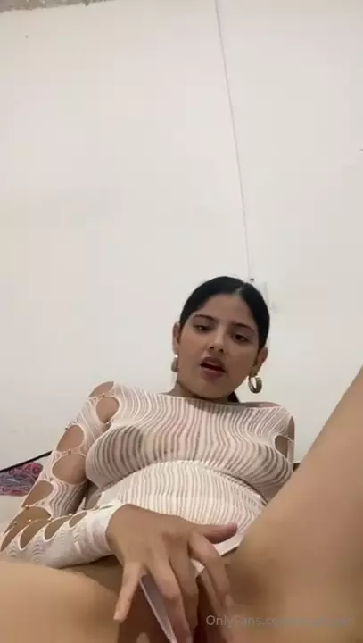 Lizeth Rios, recheadinha, se divertindo com sua xoxota deliciosa Lizeth Rios, recheadinha, se divertindo com sua xoxota deliciosa
