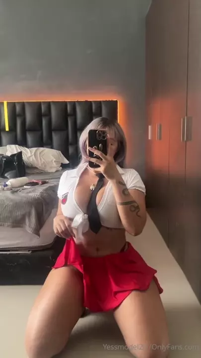 Nia Orozco, toda cheia de charme com sua saia vermelha, tá se jogando na pista!