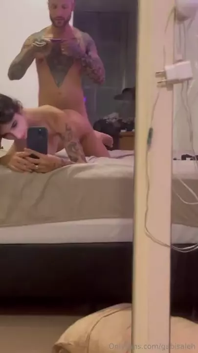 Gabi Saleh deitada de barriga pra baixo com a bunda pra cima, se jogando na diversão Gabi Saleh deitada de barriga pra baixo com a bunda pra cima, se jogando na diversão