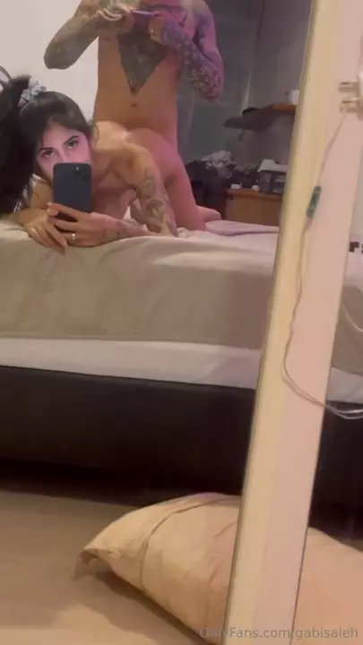 Gabi Saleh deitada de barriga pra baixo com a bunda pra cima, se jogando na diversão Gabi Saleh deitada de barriga pra baixo com a bunda pra cima, se jogando na diversão