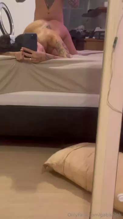 Gabi Saleh deitada de barriga pra baixo com a bunda pra cima, se jogando na diversão Gabi Saleh deitada de barriga pra baixo com a bunda pra cima, se jogando na diversão