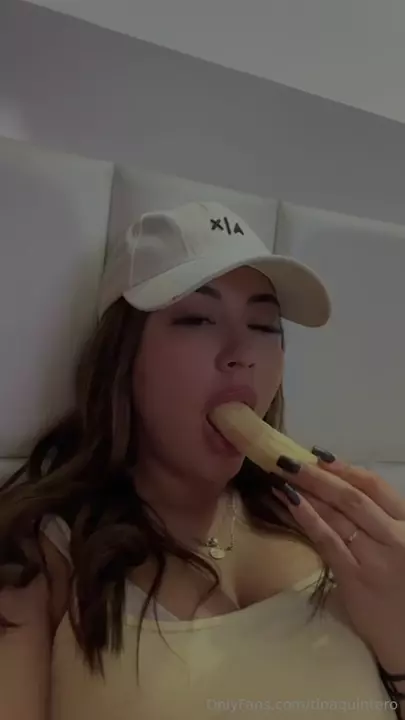 Tinaquintero se divertindo com a banana na boca