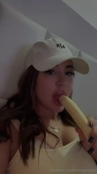 Tinaquintero se divertindo com a banana na boca