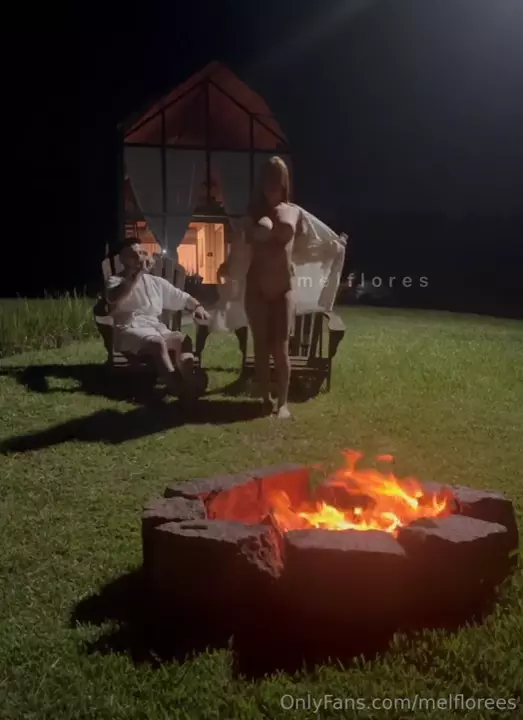 Mel Flores se perdeu na beira da fogueira com o bandido Mel Flores se perdeu na beira da fogueira com o bandido