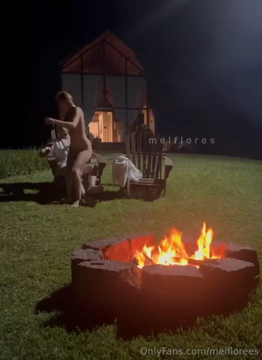 Mel Flores se perdeu na beira da fogueira com o bandido Mel Flores se perdeu na beira da fogueira com o bandido