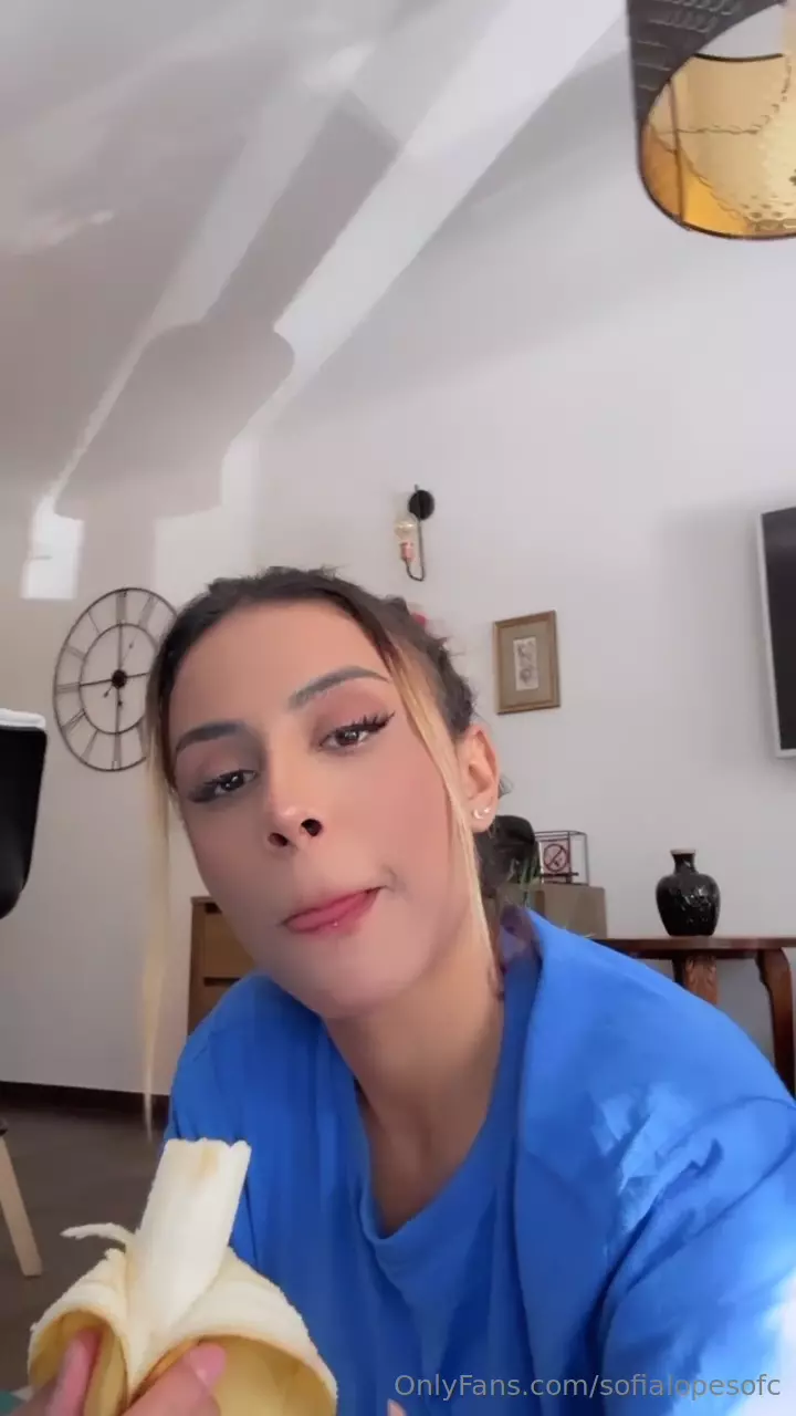 Sofia Lopes aparece em um vídeo bem picante, saboreando uma banana Sofia Lopes aparece em um vídeo bem picante, saboreando uma banana